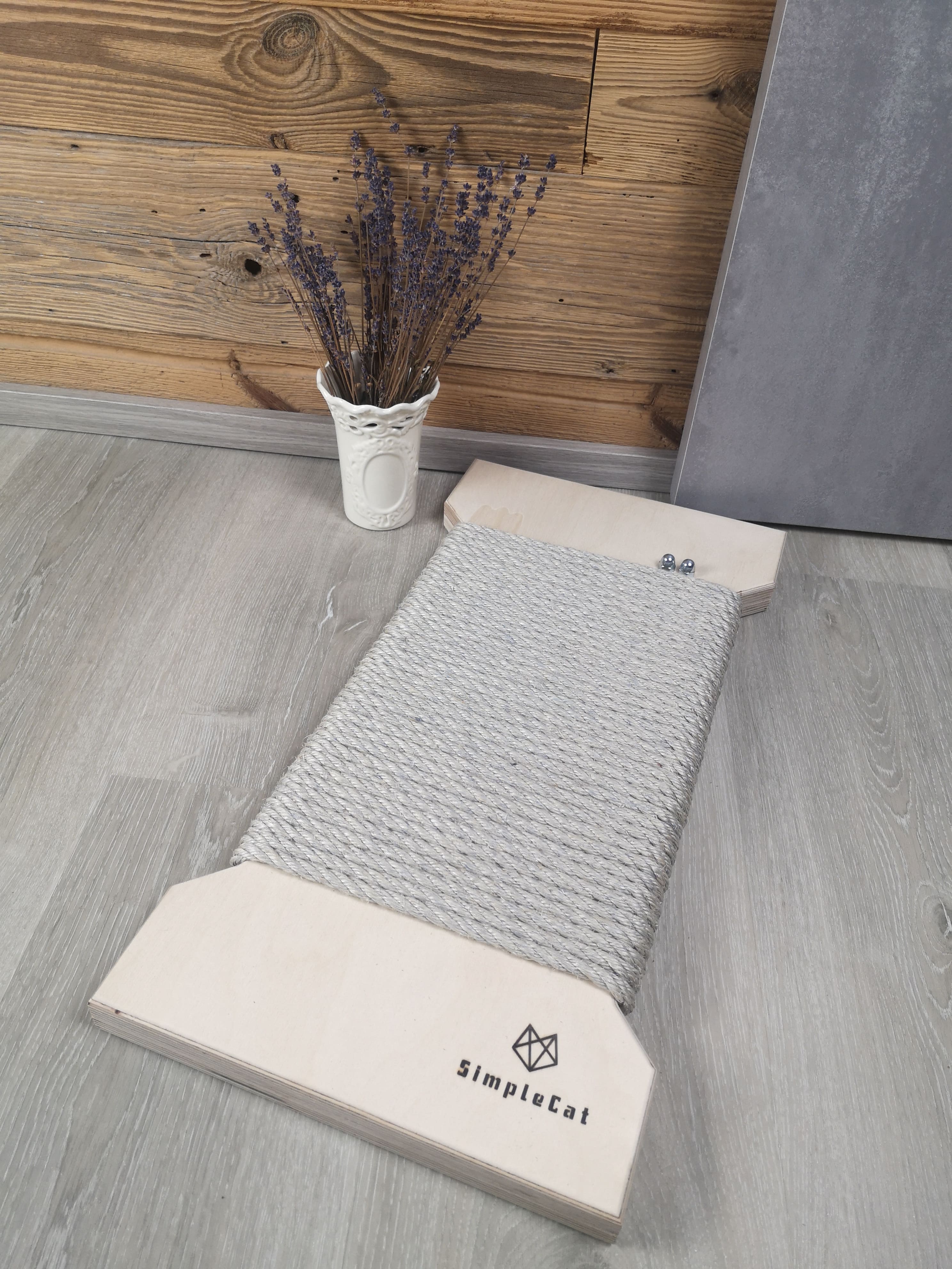 Modernes Kratzbrett aus Holz und mit grauen Sisal umwickelt | SimpleCat |Kratzbrett Amy grau